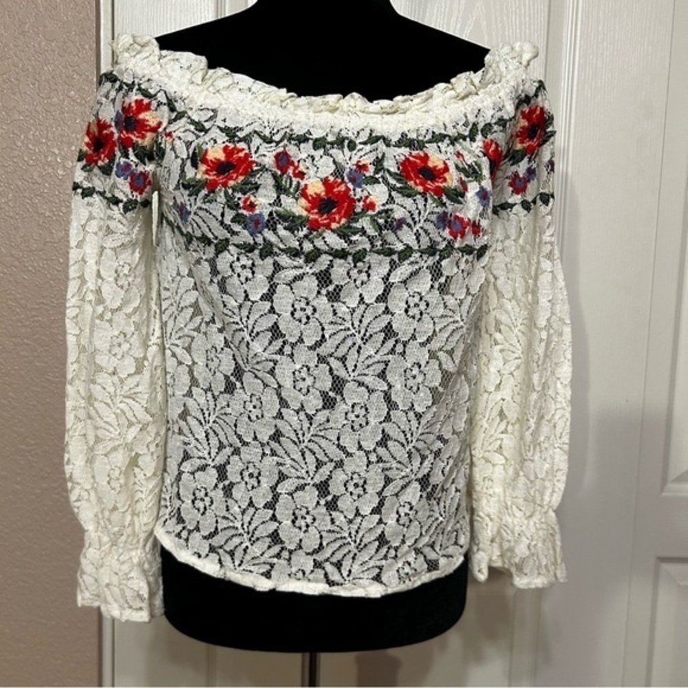Flying Tomato Lace and Embroidery Off Shoulder Blouse Size Small